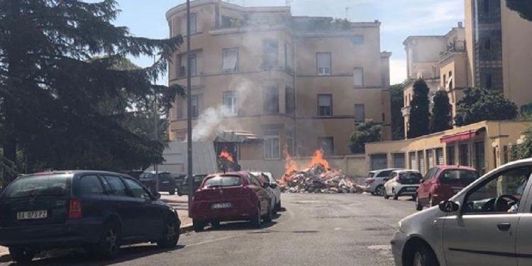 Camion dei rifiuti divorato dalle fiamme in pieno centro a Latina VIDEO