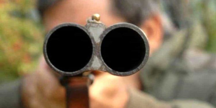 Minacciava braccianti stranieri puntandogli fucile alla gola: arrestato imprenditore a Terracina