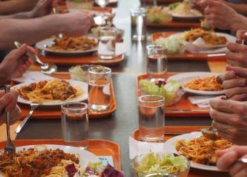 Latina, bimbo di 6 anni  escluso dalla mensa scolastica: scoppia in lacrime