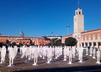 Latina, 92 sagome bianche in piazza del Popolo per ricordare i morti sul lavoro