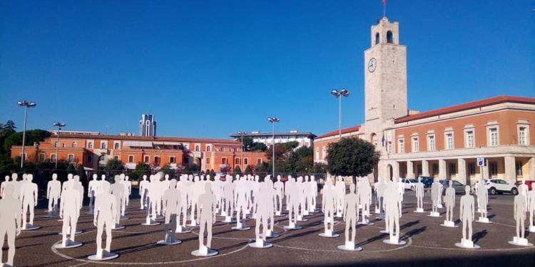 Latina, 92 sagome bianche in piazza del Popolo per ricordare i morti sul lavoro