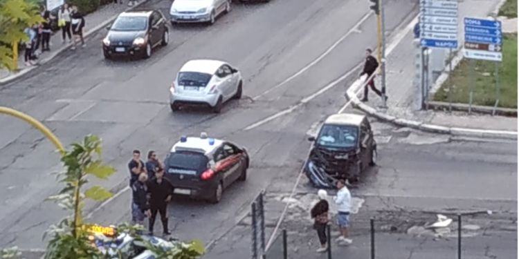 Latina, violento scontro all’incrocio delle autolinee: quattro persone ferite