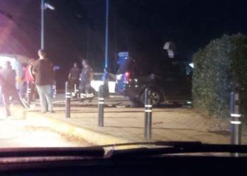 Latina, si schianta alla rotatoria della nucleare: 35enne aggredisce passanti e agenti VIDEO