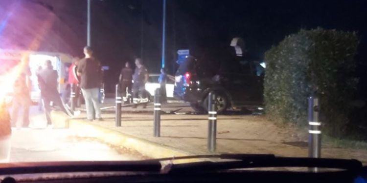 Latina, si schianta alla rotatoria della nucleare: 35enne aggredisce passanti e agenti VIDEO