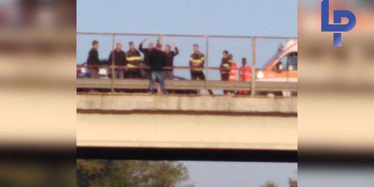 Panico sulla Pontina, uomo minaccia di gettarsi dal cavalcavia