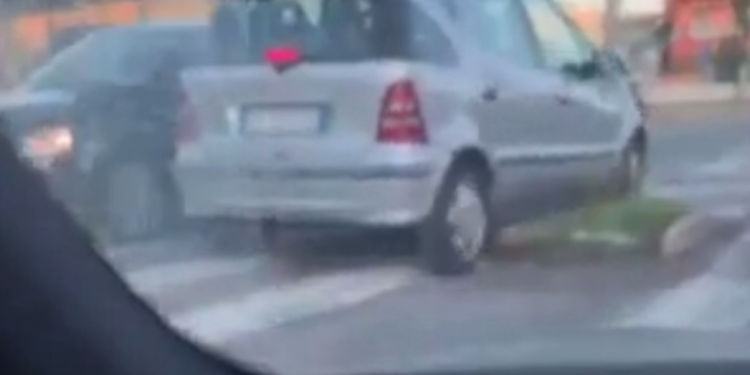 Auto contromano su via Isonzo a Latina: il video che ha fatto il giro dei social