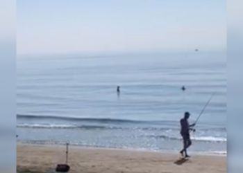 Latina, è ottobre ma sembra estate: al Lido si fa il bagno VIDEO