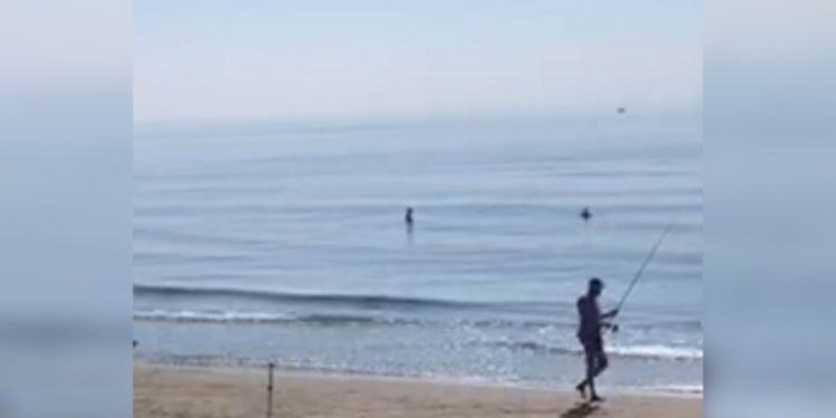 Latina, è ottobre ma sembra estate: al Lido si fa il bagno VIDEO