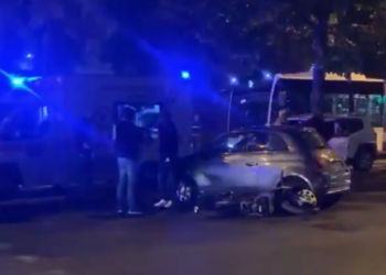 Latina, scooter si schianta contro un’auto in viale Kennedy: giovane ferito