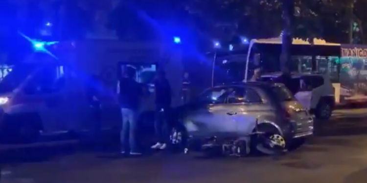 Latina, scooter si schianta contro un’auto in viale Kennedy: giovane ferito