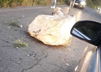 Tragedia sfiorata a Norma, enormi massi cadono su via norbana VIDEO