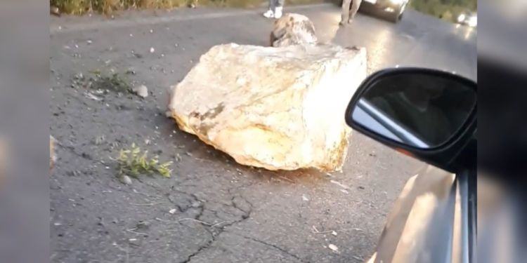 Tragedia sfiorata a Norma, enormi massi cadono su via norbana VIDEO