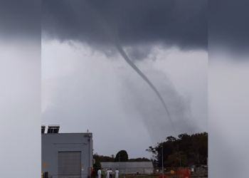 Bomba d’acqua e grandine su Latina: grossa tromba marina al  lido VIDEO