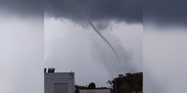 Bomba d’acqua e grandine su Latina: grossa tromba marina al  lido VIDEO