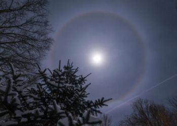L’alone di 22°, l’insolito fenomeno attorno alla luna nei cieli di Latina e provincia