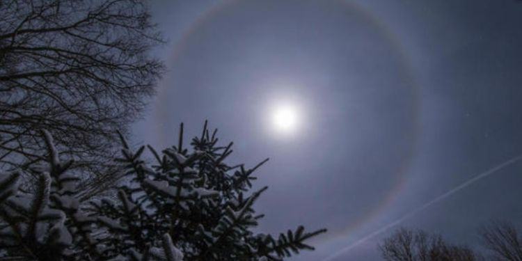 L’alone di 22°, l’insolito fenomeno attorno alla luna nei cieli di Latina e provincia
