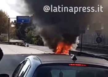 Auto va a fuoco sulla Pontina: paura tra gli automobilisti. Traffico in tilt VIDEO