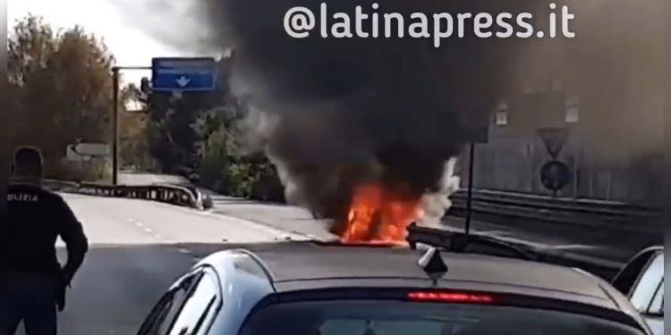 Auto va a fuoco sulla Pontina: paura tra gli automobilisti. Traffico in tilt VIDEO