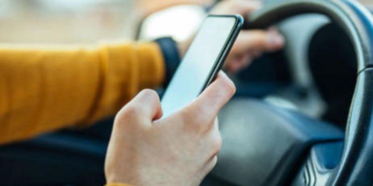 Uso del cellulare in auto, raffica di multe a Latina