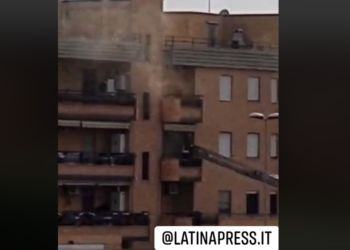 Appartamento in fiamme in via delle Camelie a Latina scalo. Morto un uomo VIDEO