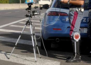 Sfreccia a 145 chilometri all’ora sulla Pontina a Sabaudia: “beccato” dalla Stradale