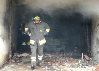 Panico in via Signorini a Latina: auto prende fuoco in un garage VIDEO