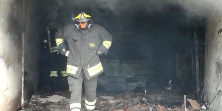 Panico in via Signorini a Latina: auto prende fuoco in un garage VIDEO