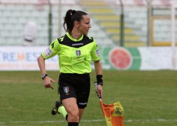 La guardalinee di Latina annulla il gol all’Avellino: sui social gli insulti sessisti si sprecano
