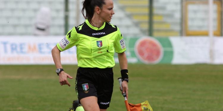 La guardalinee di Latina annulla il gol all’Avellino: sui social gli insulti sessisti si sprecano