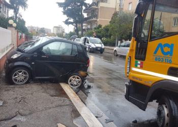 Latina, Fiat Punto travolge auto parcheggiate: Smart vola sul marciapiede. Grave 74enne