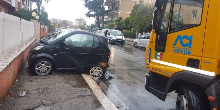 Latina, Fiat Punto travolge auto parcheggiate: Smart vola sul marciapiede. Grave 74enne