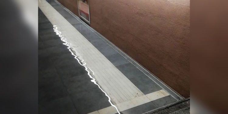 Sottopasso stazione di Latina scalo allagato, viaggiatori con le valigie in spalla