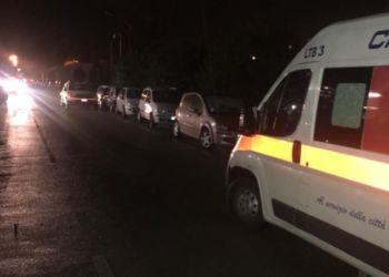 Latina, sosta selvaggia al pronto soccorso del Goretti: ambulanze obbligate a posteggiare in doppia fila