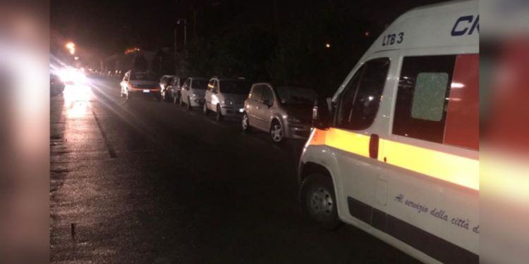 Latina, sosta selvaggia al pronto soccorso del Goretti: ambulanze obbligate a posteggiare in doppia fila