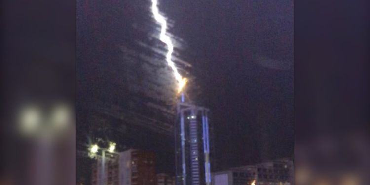 Latina, fulmine colpisce la Torre Pontina: l’incredibile video spopola sui social