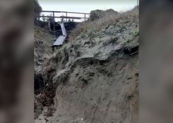 Il maltempo fa crollare la duna al lido di Latina VIDEO