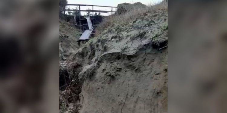 Il maltempo fa crollare la duna al lido di Latina VIDEO