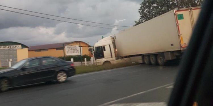 Scontro tra due camion sulla Pontina a Latina, traffico in tilt VIDEO