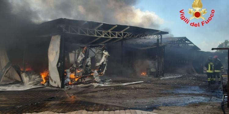 Paura a Sabaudia: fumo e fiamme in un’abitazione FOTO