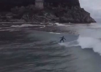 Spettacolo in mare a Sabaudia, è il paradiso dei surfisti VIDEO