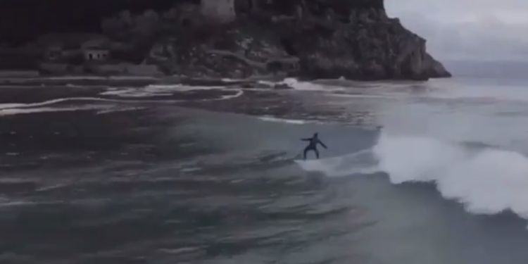 Spettacolo in mare a Sabaudia, è il paradiso dei surfisti VIDEO
