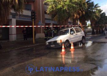 Si apre voragine in via Milazzo a Latina, auto ci finisce dentro