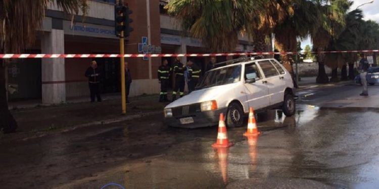 Si apre voragine in via Milazzo a Latina, auto ci finisce dentro