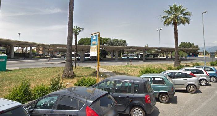 Molestatore straniero in azione alle autolinee di Latina: mostra i genitali alle ragazze