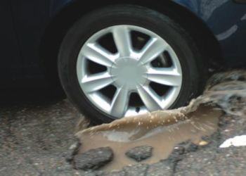 Buche sulle strade di Latina, strage di gomme e cerchioni in poche ore
