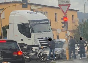 Incidente a Tor Tre Ponti: camion travolge auto