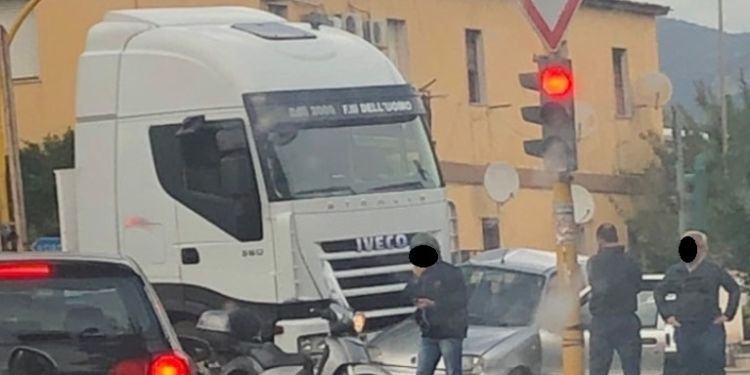 Incidente a Tor Tre Ponti: camion travolge auto
