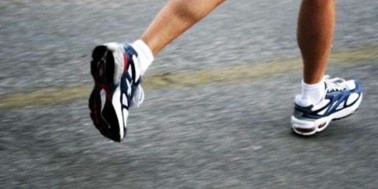 Follia a Cori, uomo aggredito da due motociclisti mentre fa jogging