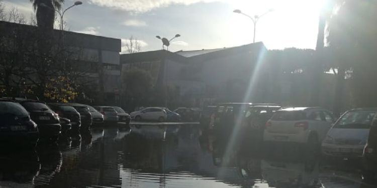 Latina, il parcheggio di fronte al Classico trasformato in…piscina FOTO