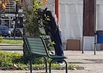 Latina, all’uscita da scuola urina davanti ai bambini [VIDEO]